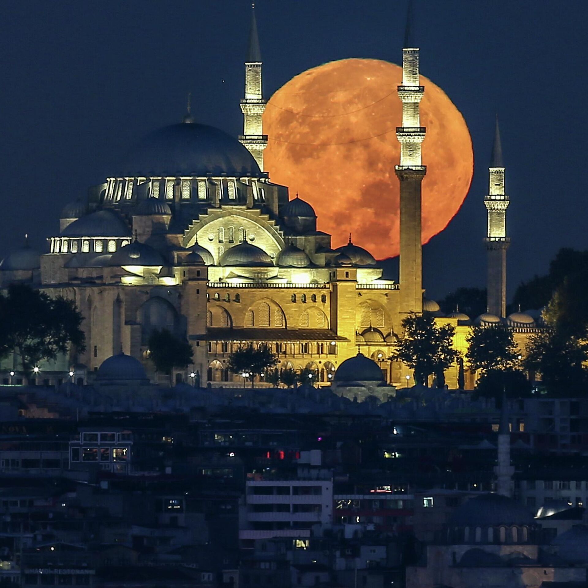 Ночь шаабан 2024. Мечеть Исмаилага Стамбул. Мечеть Сулеймание в Стамбуле. Ночь бараат 2023. Турция Стамбул 2023.