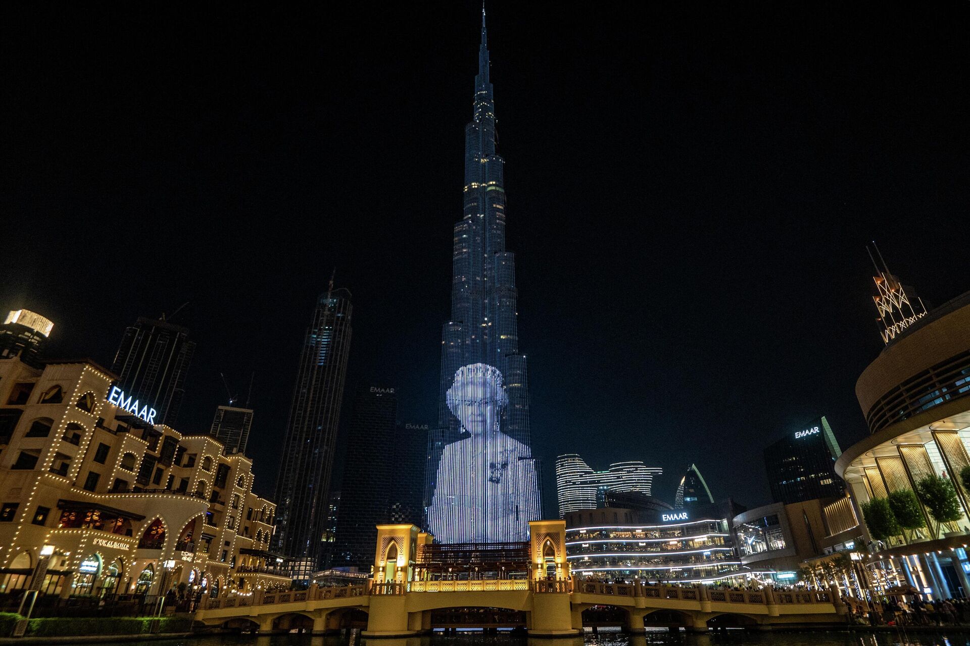 Портрет королевы Великобритании Елизаветы II проецируется на Бурдж-Халифа, самое высокое здание в мире, в Дубае - Sputnik საქართველო, 1920, 18.09.2022