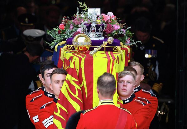 Похоронная процессия перевезла гроб с телом королевы из Вестминстерского дворца в аббатство - Sputnik Грузия