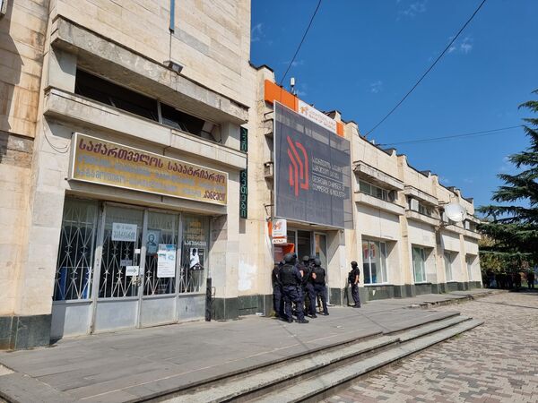 После вооруженного захвата здание &quot;Банка Грузии&quot; сразу было оцеплено полицией, ко входу в филиал банка был направлен спецназ - Sputnik Грузия