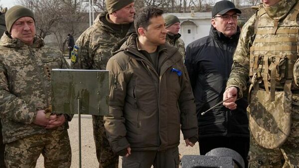 Президент Украины Владимир Зеленский посетил передовые позиции военных в Донецкой области (17 февраля 2022). Украина - Sputnik Грузия