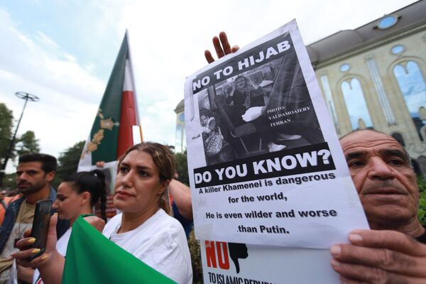 Участники акции протестовали против ношения хиджаба - Sputnik Грузия