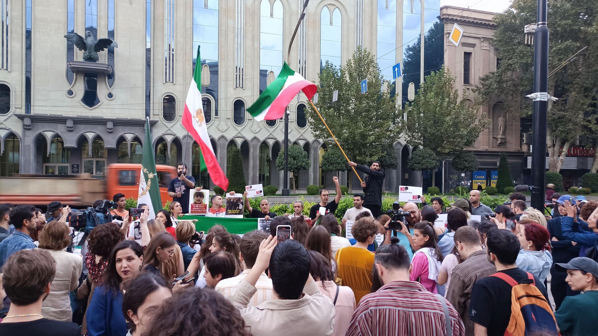 Акция протеста иранцев у здания парламента Грузии - Sputnik Грузия, 1920, 23.09.2022