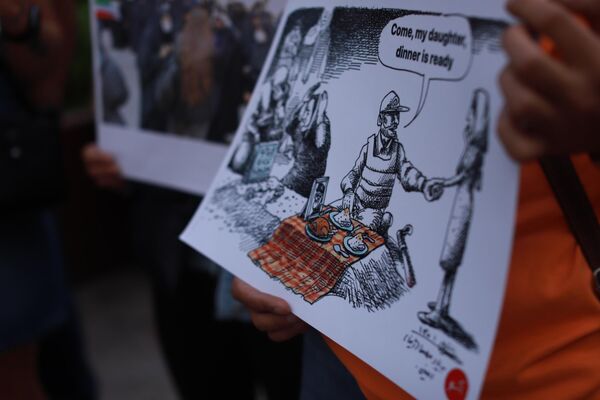 Участники акции принесли множество плакатов - Sputnik Грузия