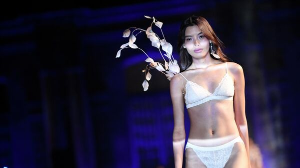 Модель во время модного показа нижнего белья на шоу Etam в рамках недели моды в Париже   - Sputnik Грузия