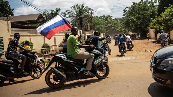 Сторонники Ибрагима Траоре с российским флагом на улицах Уагадугу, Буркина-Фасо - Sputnik Грузия