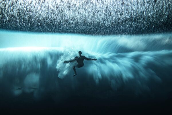 Снимок французского фотографа Бена Туара, победивший в конкурсе Ocean Photographer of the Year 2022. На снимке человек борется с гигантской волной Теахупоо на Таити - Sputnik Грузия