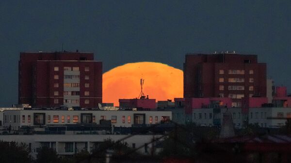 Полная луна за зданиями в центре Таллина, Эстония - Sputnik Грузия