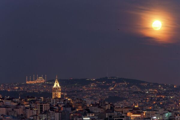 Полная Луна восходит за Галатской башней и мечетью Камлика в Стамбуле - Sputnik Грузия