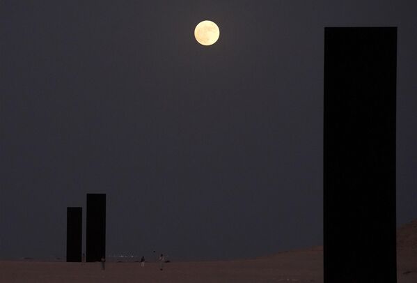 Луна восходит над скульптурой &quot;Восток-Запад/Запад-Восток&quot; американского художника Ричарда Серры в пустыне Духан Катара, к западу от столицы Дохи - Sputnik Грузия