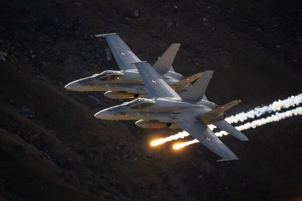 Два истребителя McDonnell Douglas F/A-18 Hornet швейцарских ВВС выступают на авиашоу в Бернском Оберланде Два истребителя McDonnell Douglas F/A-18 Hornet швейцарских ВВС выступают на авиашоу в Бернском Оберланде - Sputnik Грузия