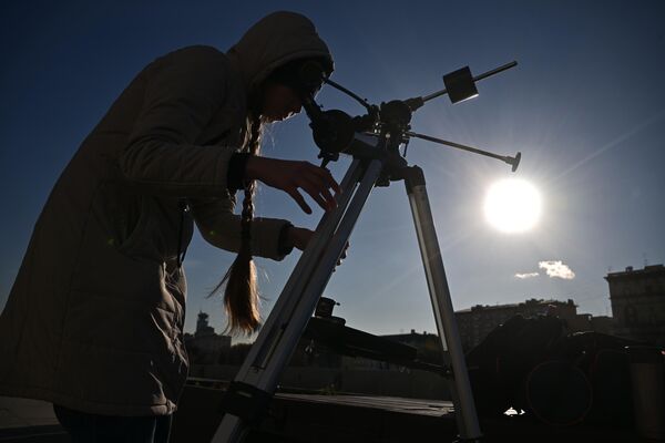 Девушка наблюдает в телескоп частичное солнечное затмением - Sputnik Грузия