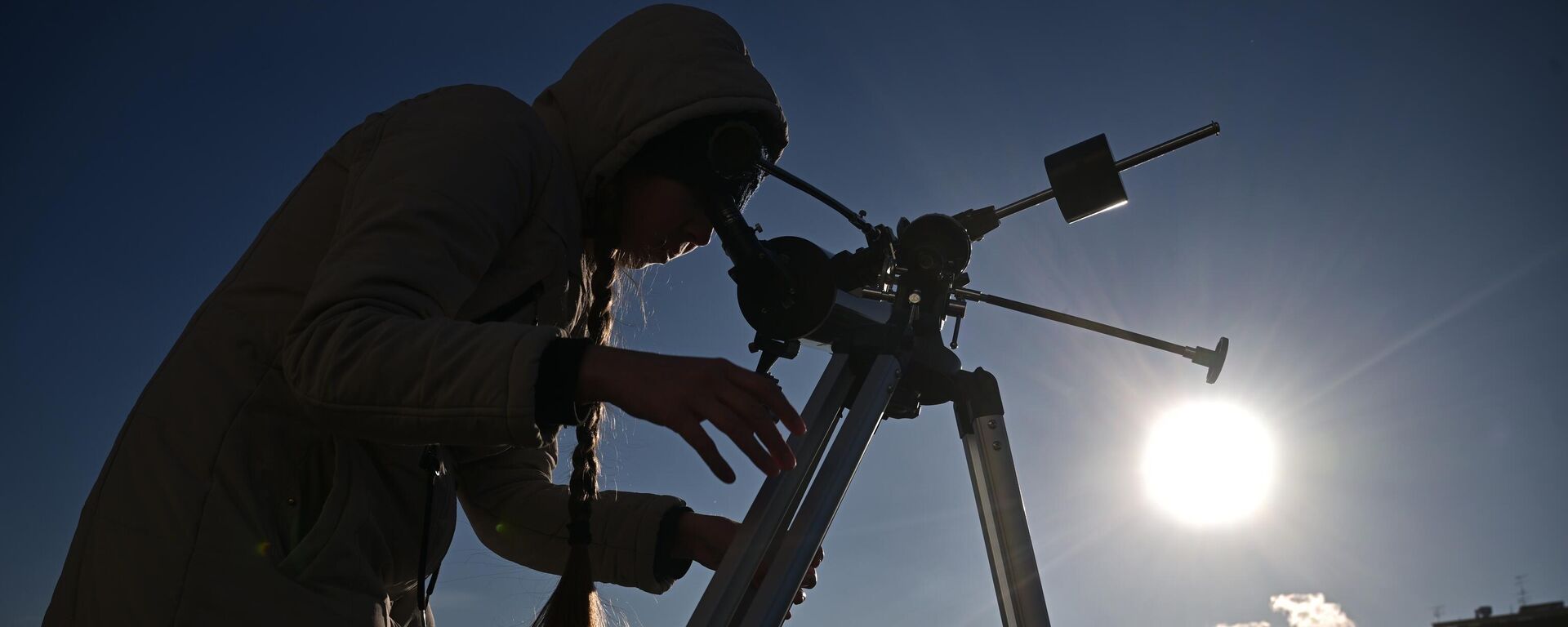 Девушка наблюдает в телескоп частичное солнечное затмение в Москве - Sputnik Грузия, 1920, 22.03.2023