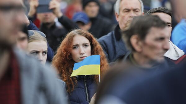 Девушка с украинским флагом,  в преддверии дебатов между двумя кандидатами на президентских выборах - Sputnik Грузия