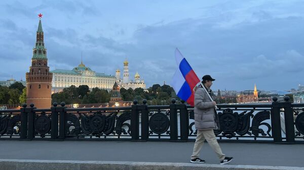 Мужчина с флагом России и - Sputnik Грузия