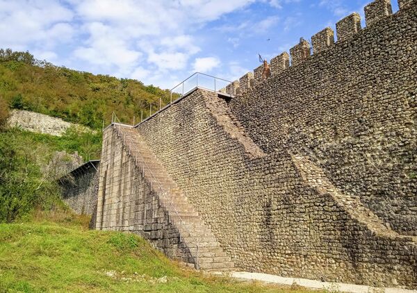 У крепости три стены, которые строились в разное время. Самая древняя была построена в VI веке - Sputnik Грузия