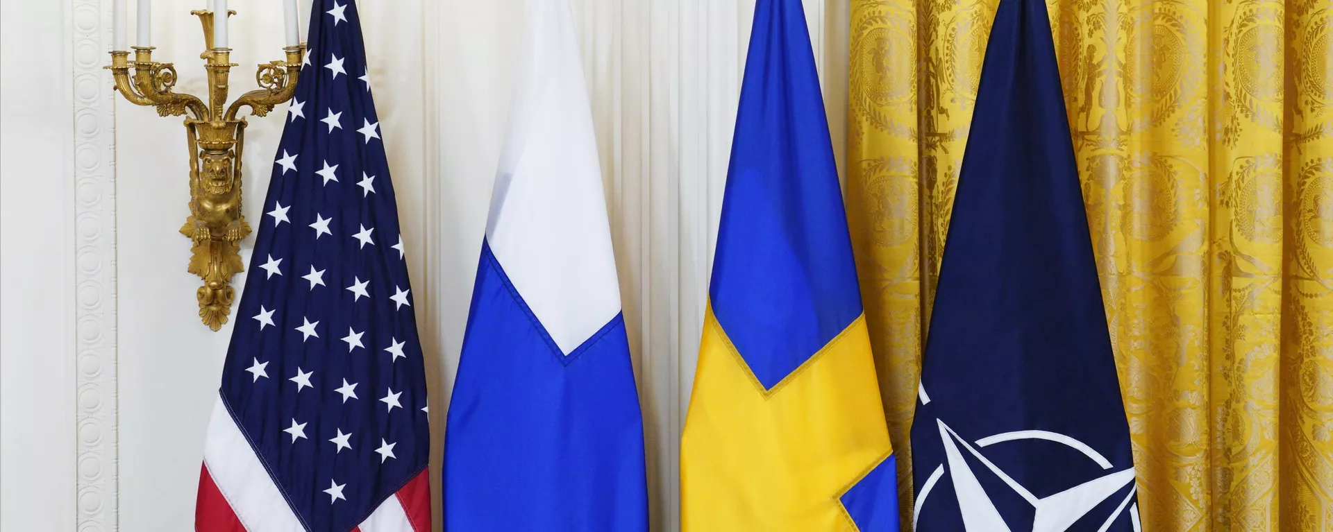 Флаги США, Финляндии, Швеции и НАТО - Sputnik Грузия, 1920, 24.12.2022