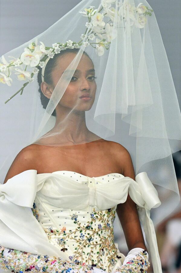 Образ юной невесты с цветочной диадемой на голове  - Sputnik Грузия