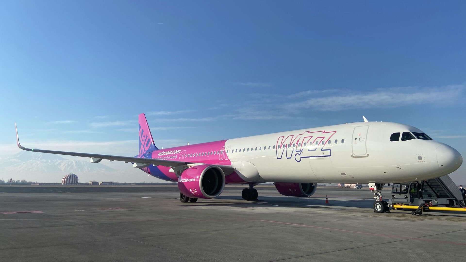 Первый рейс нового маршрута Абу-Даби - Ереван - Абу-Даби, запущенного авиакомпанией Wizz Air Abu Dhabi (7 февраля 2022). Еревaн - Sputnik Грузия, 1920, 04.11.2022