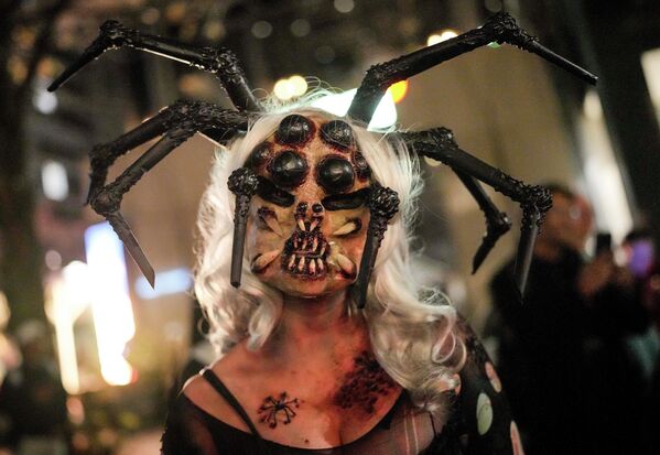 Женщина наряжена в страшный костюм паука для участия в ежегодной прогулке зомби и параде на Хэллоуин в Эссене - Sputnik Грузия
