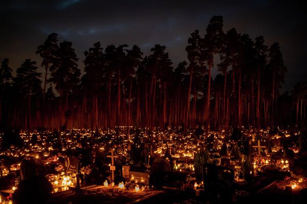 Горящие на могилах свечи в День всех святых на кладбище в Вильнюсе - Sputnik Грузия