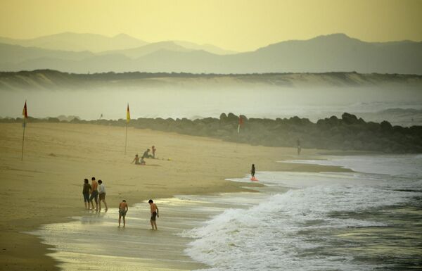სანაპიროზე სეირნობა შემოდგომის თბილ დღეს, საფრანგეთი - Sputnik საქართველო