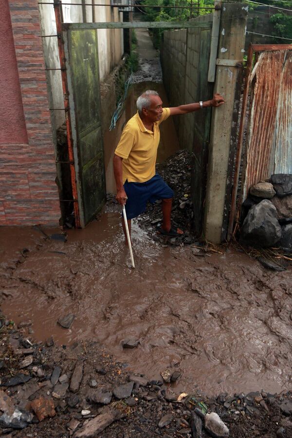 Житель Пуэрто-ла-Крус осматривает свой разрушенный оползнем дом - Sputnik Грузия