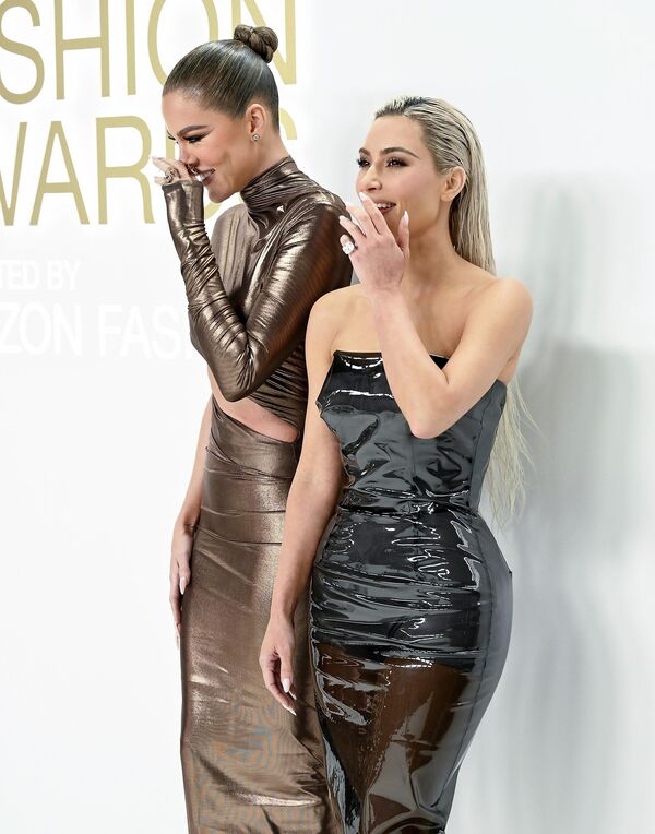 Победительницей модного &quot;Оскара&quot; стала 42-летняя Ким Кардашьян. В этот раз она посетила церемонию в пластиковом платье от LaQuan Smith - Sputnik Грузия