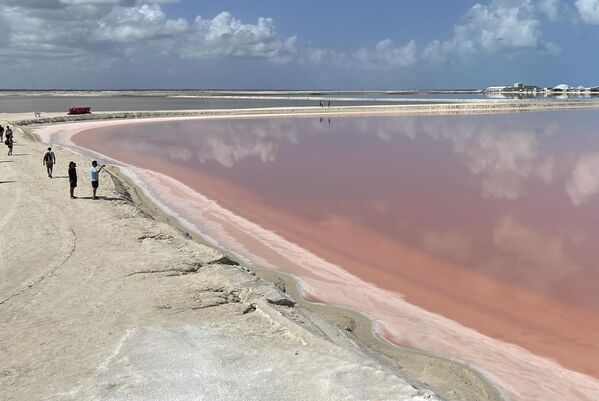 Пруды для испарения розовой соли в Лас-Колорадас на северном побережье полуострова Юкатан в Мексикае  - Sputnik Грузия