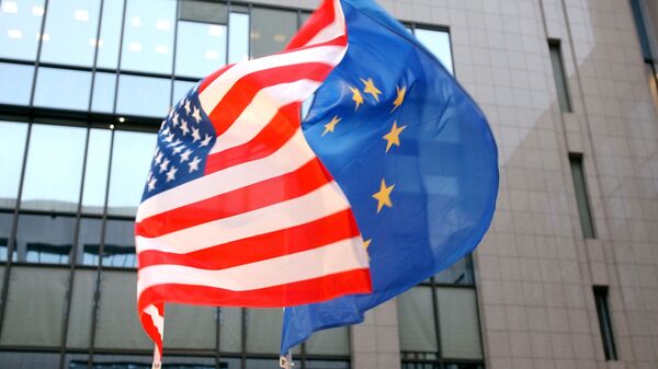Флаги США и Евросоюза на здании Европейского парламента в Брюсселе. Архивное фото - Sputnik Грузия