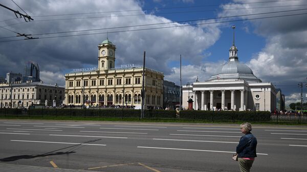  Здание Ленинградского вокзала на Комсомольской площади в Москве - Sputnik Грузия