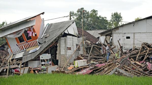 Землетрясение нанесло ущерб и обрушило десятки домов - Sputnik Грузия