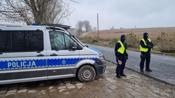 Полиция оцепила место падения ракеты в районе польского населенного пункта Пшеводув, Люблинское воеводство - Sputnik Грузия