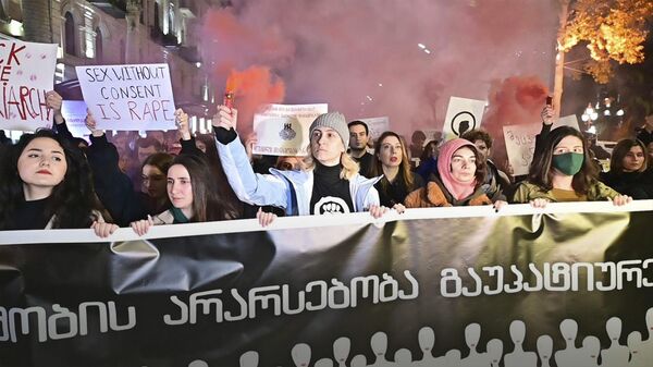 Акция протеста против насилия над женщинами прошла в Грузии – видео - Sputnik Грузия