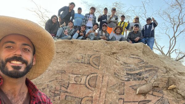Швейцарский археолог Сэм Гавами из Фрибурского университета с группой перуанских студентов обнаружил 30-метровую стену с фреской Уака-Пинтада с изображением мифических рисунков недалеко от города Чиклайо, Перу - Sputnik Грузия