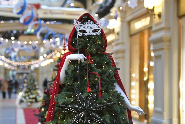 Необычно украшенная новогодняя елка в ГУМе - Sputnik Грузия