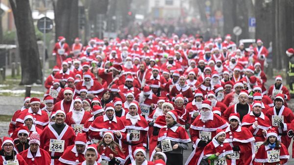Люди, одетые в костюмы Санта-Клауса, принимают участие в ежегодном рождественском забеге в Михендорфе, Германия - Sputnik Грузия
