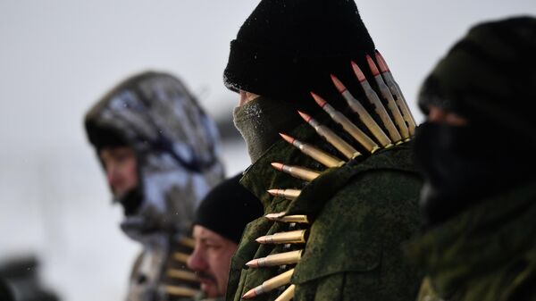 Мобилизованные военнослужащие во время подготовки к стрельбе из пулеметов на Чебаркульском полигоне в Челябинской области - Sputnik Грузия