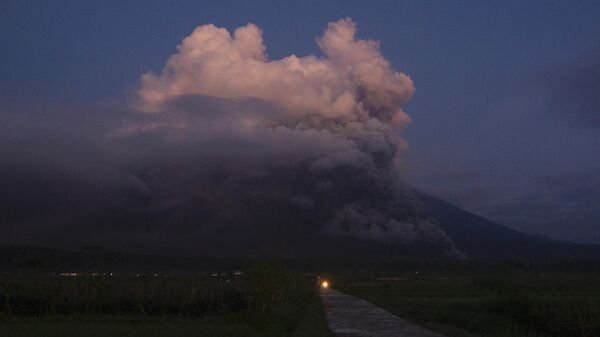 Извержение вулкана Семеру на о. Ява в Индонезии - Sputnik Грузия