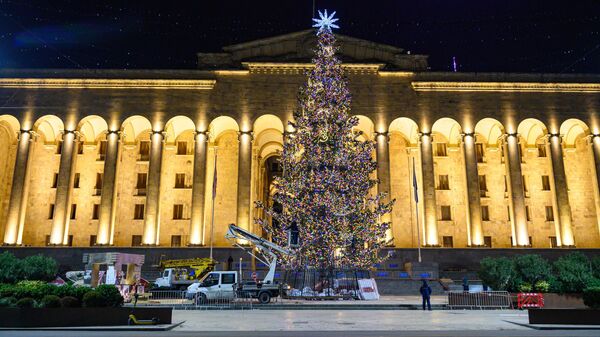Установка новогоднего освещения на проспекте Руставели в столице Грузии - Sputnik Грузия