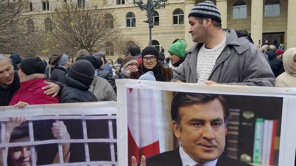 Сторонники Саакашвили снова пикетировали тбилисский суд - видео - Sputnik Грузия