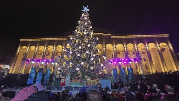 Город мира Тбилиси засиял новогодними огнями - видео - Sputnik Грузия
