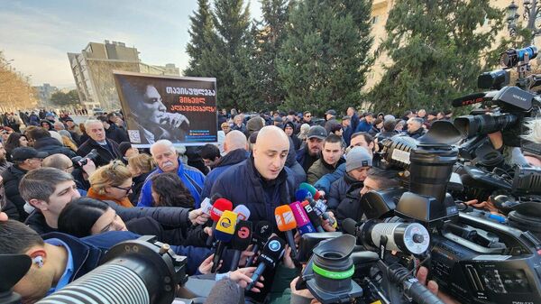 Суд над Саакашвили. Сторонники ЕНД у здания тбилисского суда 14 декабря 2022 года - Sputnik Грузия