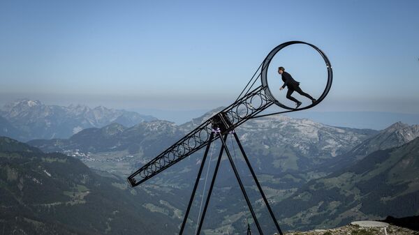 Швейцарский акробат Рамон Катринер выступает с Колесом смерти во время авиашоу над Ле-Диаблере, Швейцария - Sputnik Грузия