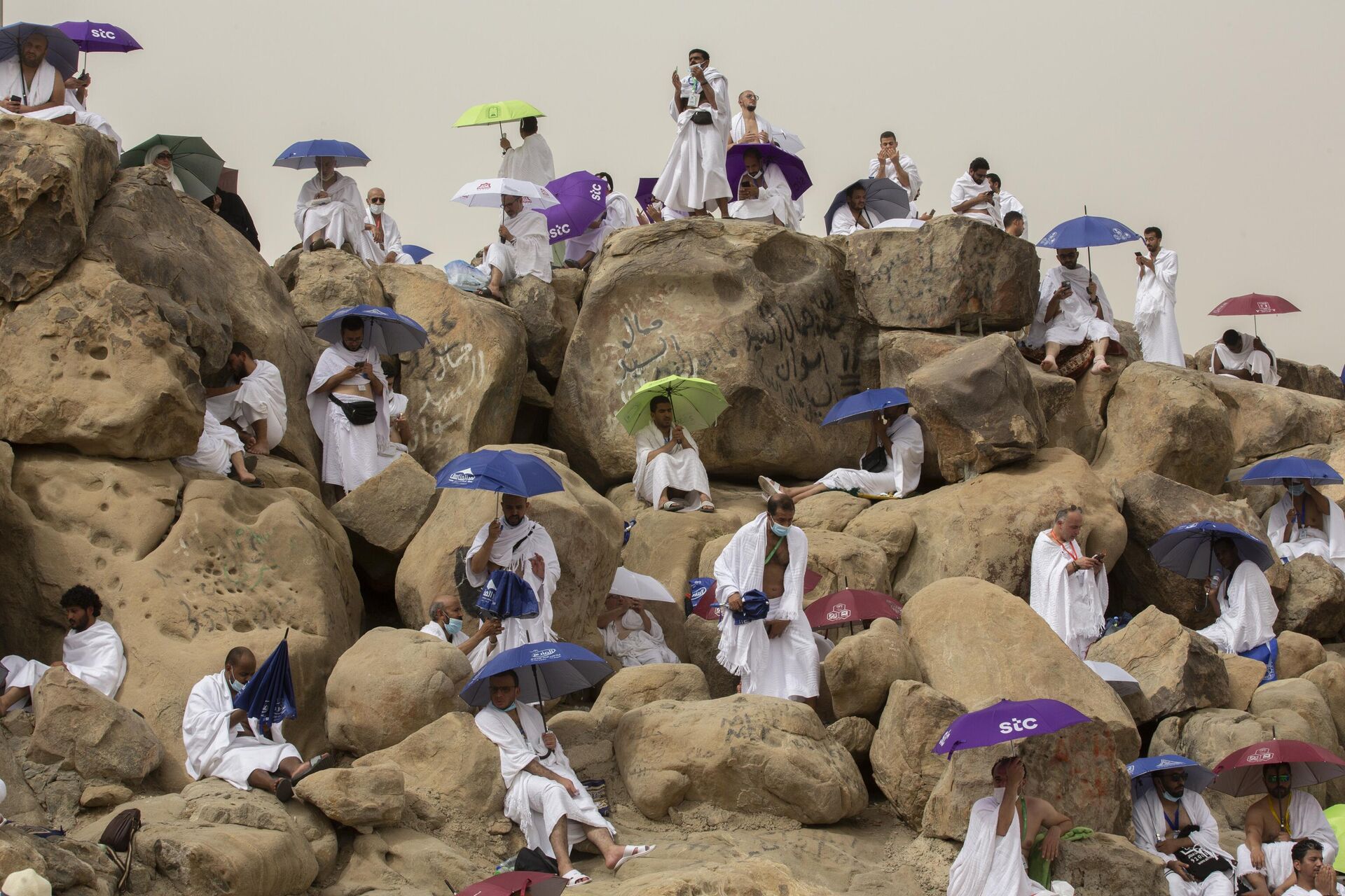 Мусульманские паломники молятся на вершине Горы милосердия, Саудовская Аравия - Sputnik Грузия, 1920, 07.06.2023