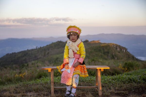 Девочка в национальной одежде на смотровой площадке вТаиланде - Sputnik Грузия