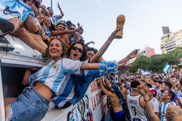 Аргентинские болельщики радуются победе сборной на ЧМ-2022 по футболу в Буэнос-Айресе - Sputnik Грузия