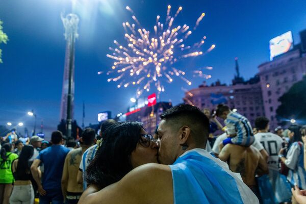 Многие аргентинцы в понедельник проснулись женатыми, лысыми или с татуировками – перед чемпионатом мира они дали самые необычные обещания - Sputnik Грузия