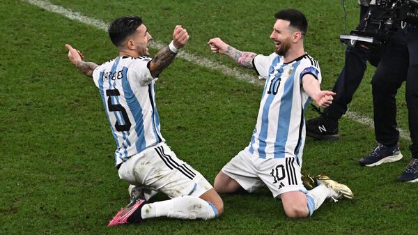 Игроки сборной Аргентины радуются победе в финальном матче чемпионата мира по футболу между сборными Аргентины и Франции. - Sputnik Грузия