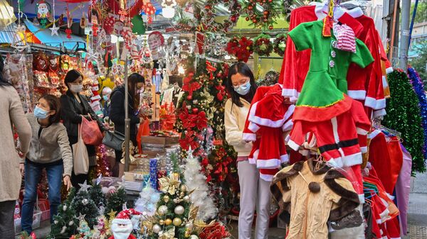 Люди покупают рождественские товары на рынке в Гонконге - Sputnik Грузия